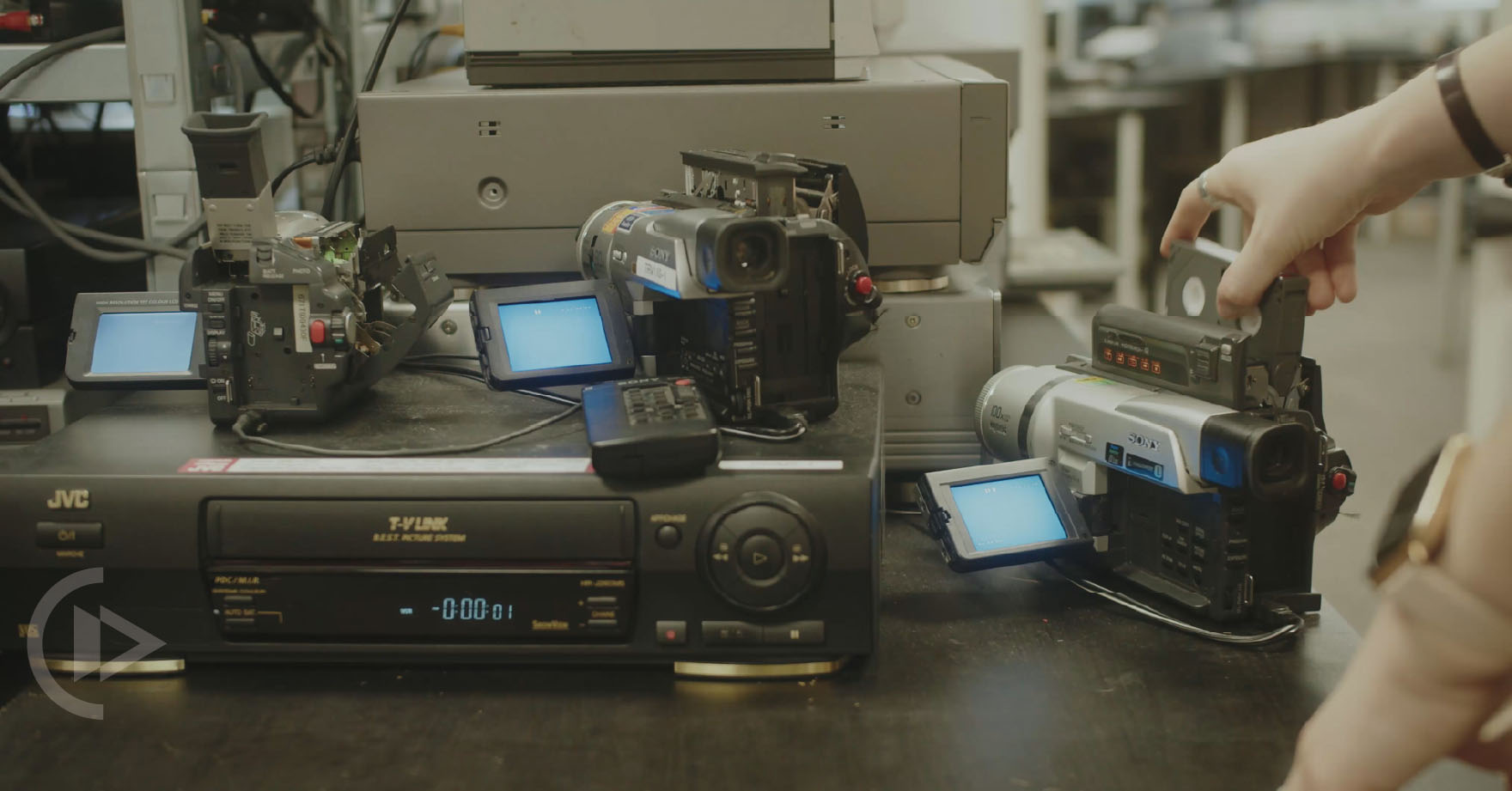 Caméscopes Hi8 et Vidéo 8 en lecture sur un poste du laboratoire France Numérisation