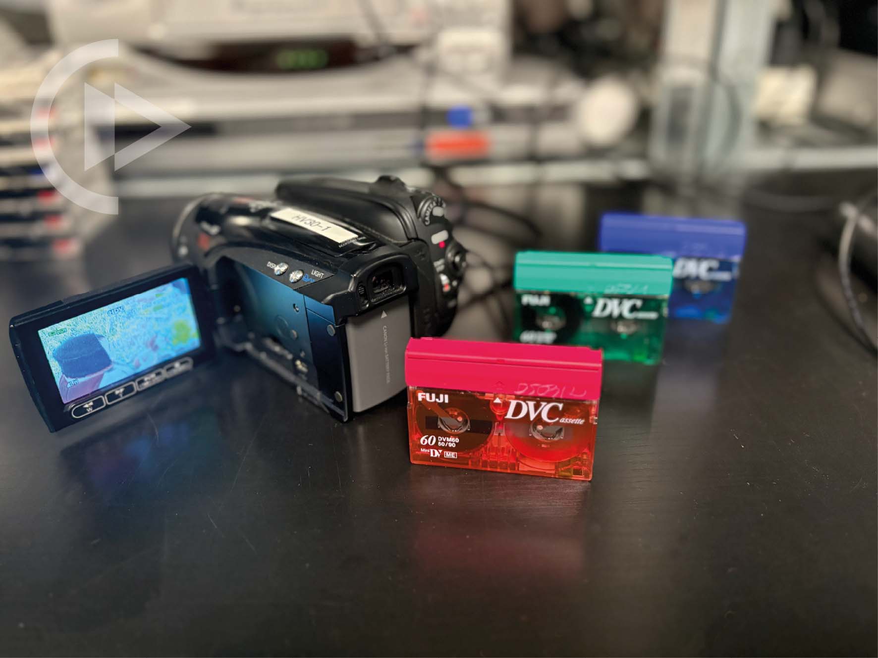 Caméscope HDV et cassettes Mini DV sur un poste de lecture du laboratoire France Numérisation